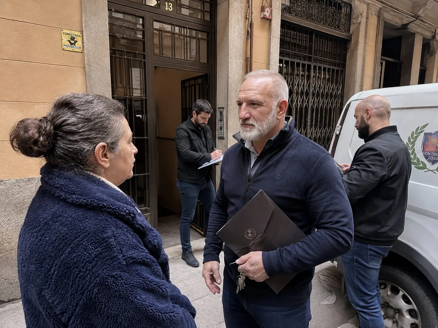 Responsable de Grupo Control 2030 en la puerta de una vivienda en Barcelona